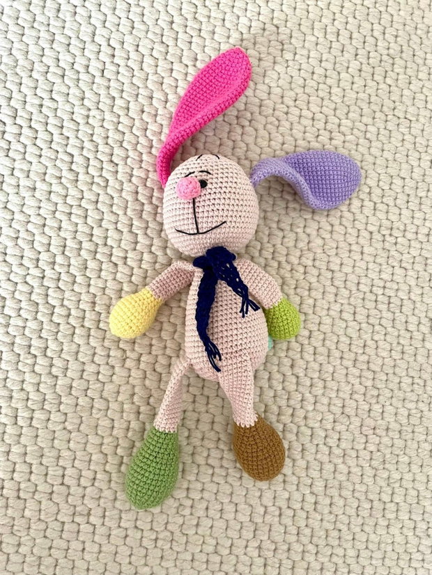 Amigurumi, iepuras cu haina somon, jucarie crosetata
