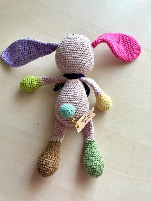 Amigurumi, iepuras cu haina somon, jucarie crosetata
