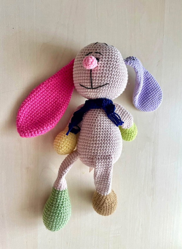 Amigurumi, iepuras cu haina somon, jucarie crosetata