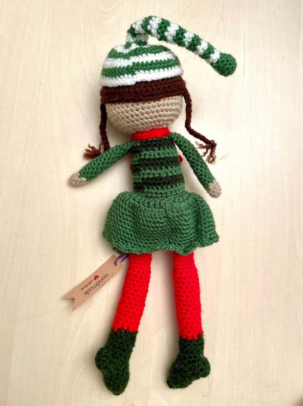 Amigurumi, fetita cu rochita rosie, jucarie crosetata