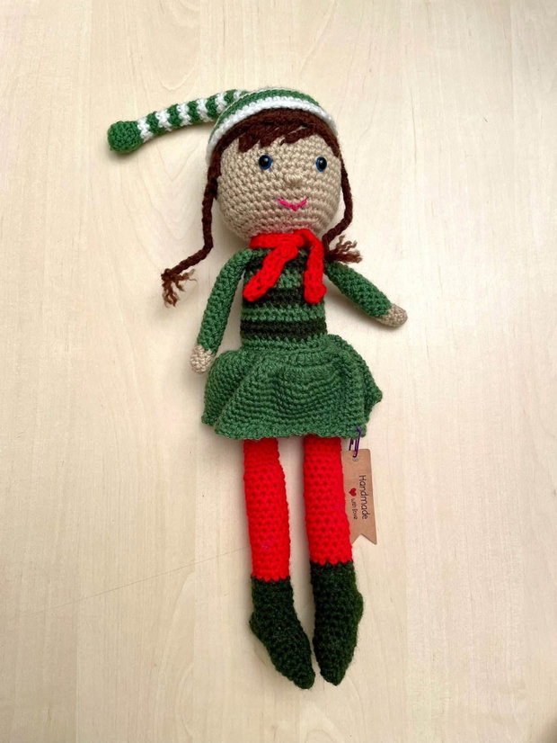 Amigurumi, fetita cu rochita rosie, jucarie crosetata