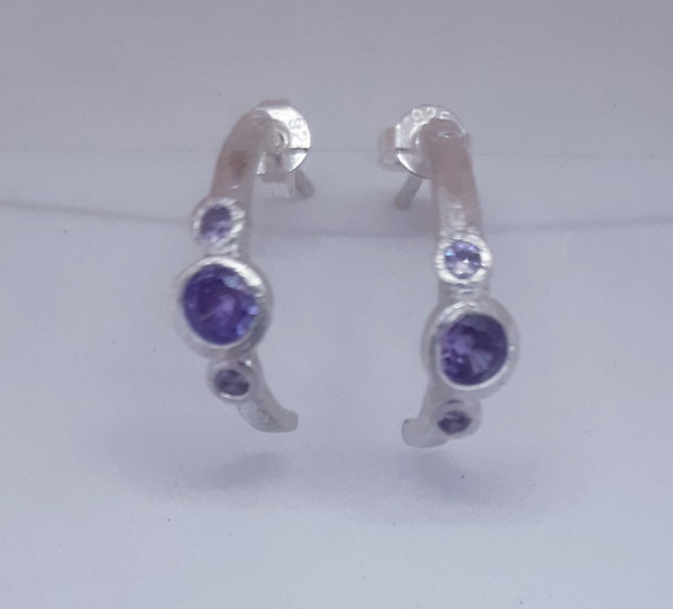 Cercei unicat din argint fin, semicirculari, cu pin si o coronita de zirconii mov
