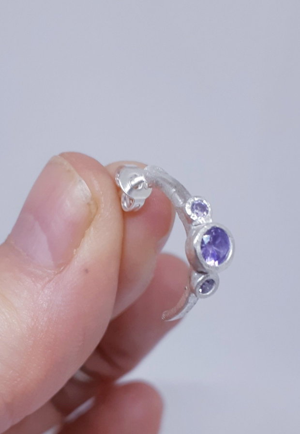 Cercei unicat din argint fin, semicirculari, cu pin si o coronita de zirconii mov
