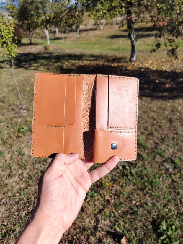 Portofel înalt din piele naturală, gravat și pictat manual, model Peisaj Rural