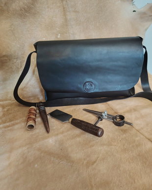Geantă neagră crossbody/de umar din piele naturală de vită lucrată manual handmade