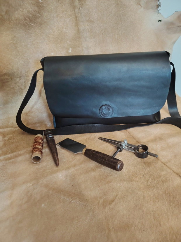 Geantă neagră crossbody/de umar din piele naturală de vită lucrată manual handmade