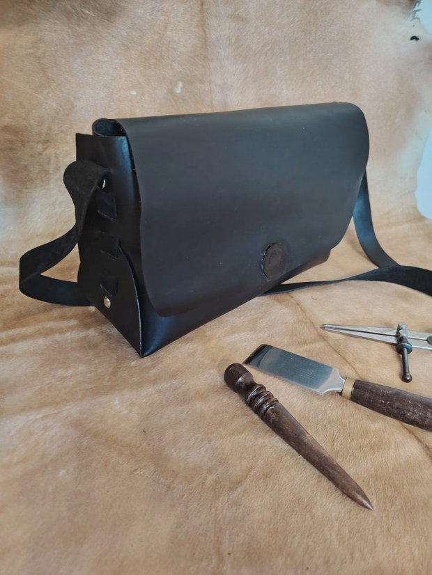 Geantă neagră crossbody/de umar din piele naturală de vită lucrată manual handmade