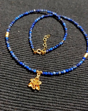 Colier vermeil lapis lazuli charm argint placat cu aur floare orhidee minimalist boho chic trendy