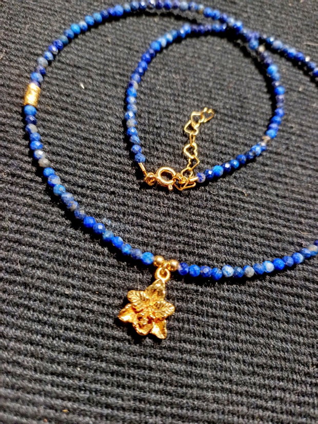 Colier vermeil lapis lazuli charm argint placat cu aur floare orhidee minimalist boho chic trendy