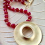 Colier pandantiv tribal zamac aurit & agate ciclam