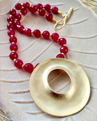 Colier pandantiv tribal zamac aurit & agate ciclam