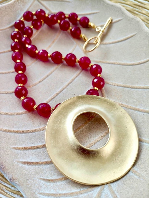 Colier pandantiv tribal zamac aurit & agate ciclam