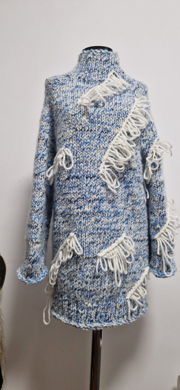 Cardigan lung handmade albastru și alb, cu franjuri decorative
