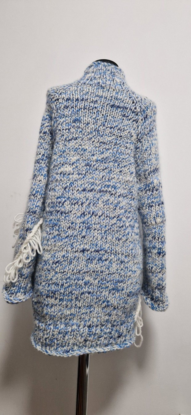 Cardigan lung handmade albastru și alb, cu franjuri decorative