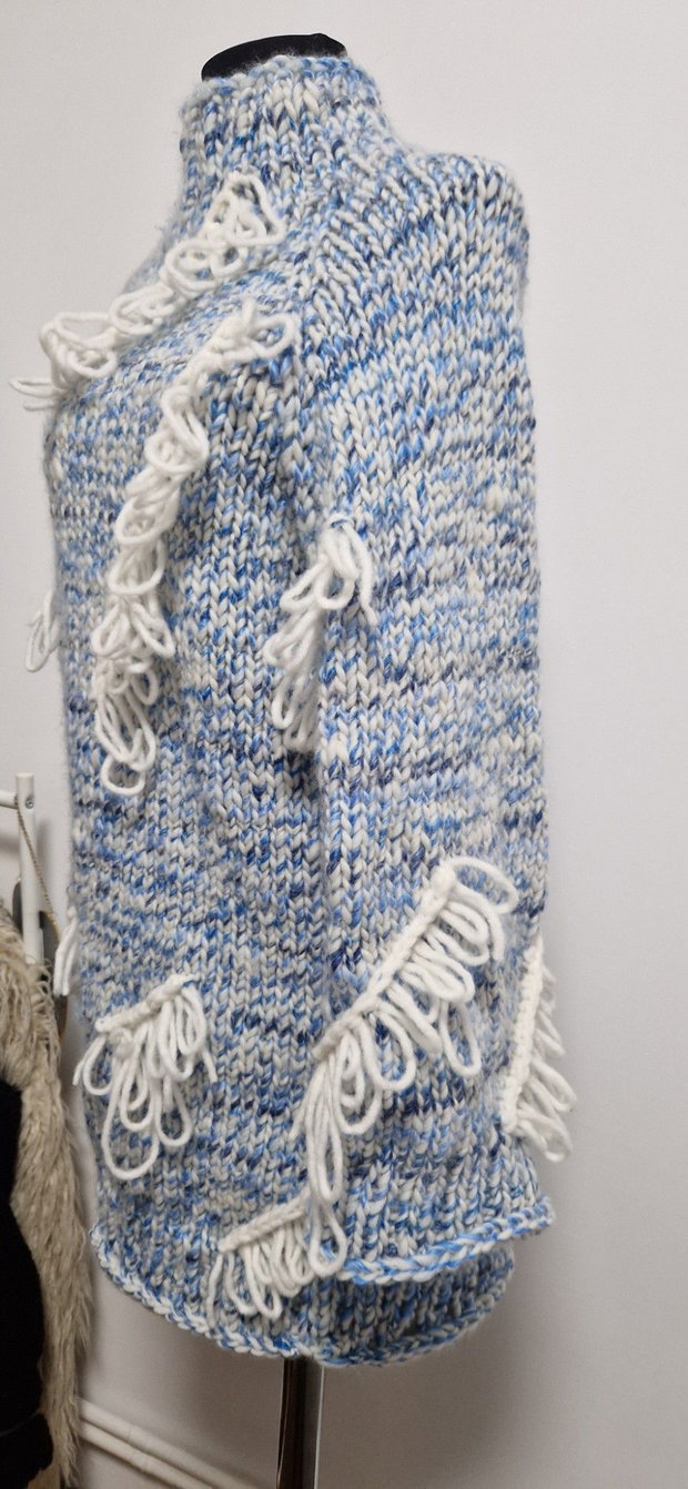 Cardigan lung handmade albastru și alb, cu franjuri decorative