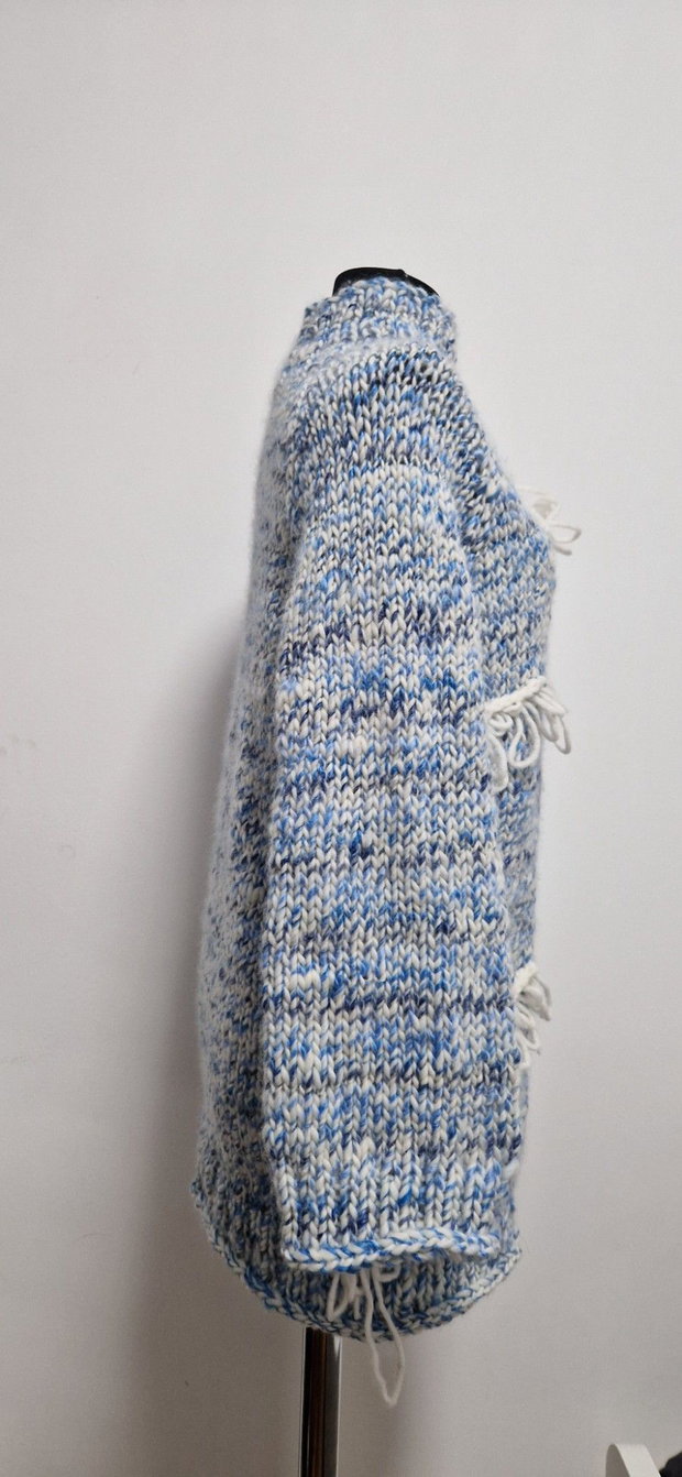Cardigan lung handmade albastru și alb, cu franjuri decorative