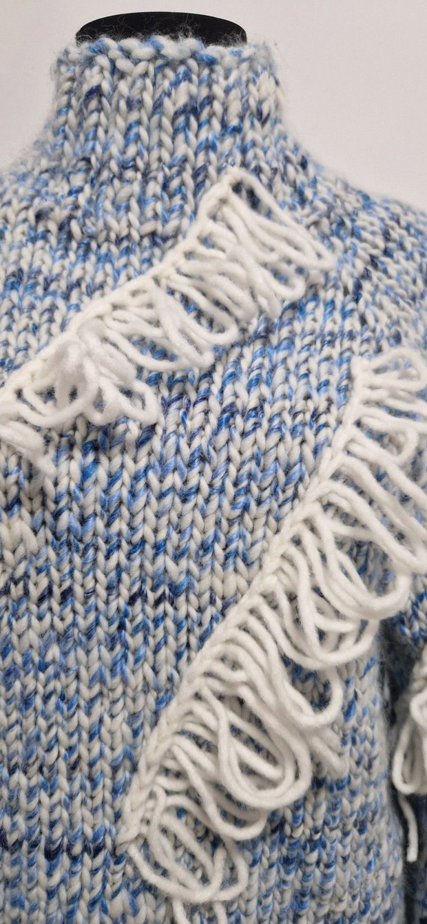 Cardigan lung handmade albastru și alb, cu franjuri decorative