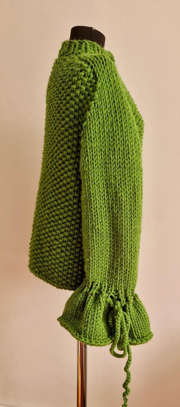 Cardigan verde handmade, cu mâneci evazate și manșete ample