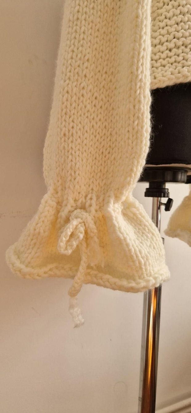 Cardigan verde handmade, cu mâneci evazate și manșete ample