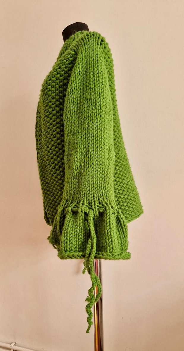Cardigan verde handmade, cu mâneci evazate și manșete ample