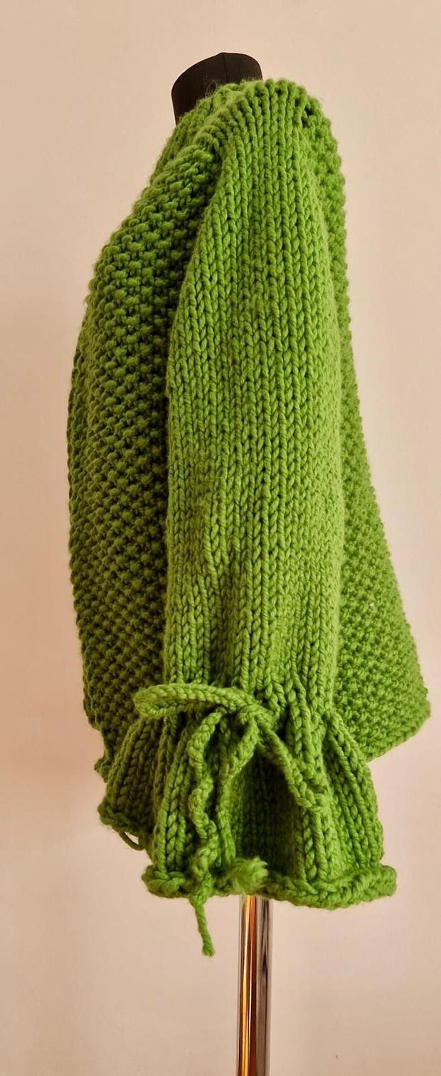 Cardigan verde handmade, cu mâneci evazate și manșete ample