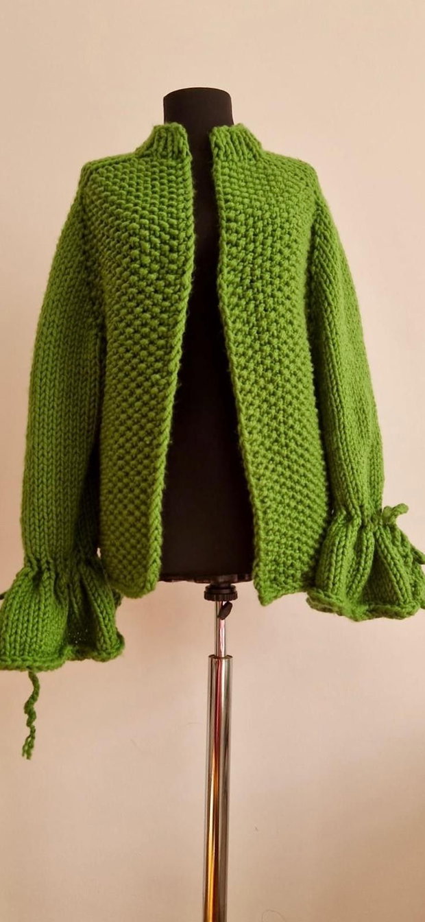 Cardigan verde handmade, cu mâneci evazate și manșete ample