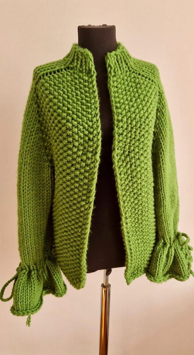 Cardigan verde handmade, cu mâneci evazate și manșete ample