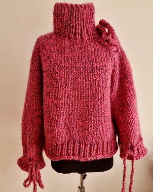 Pulover rosu handmade, cu guler înalt și manșete decorative