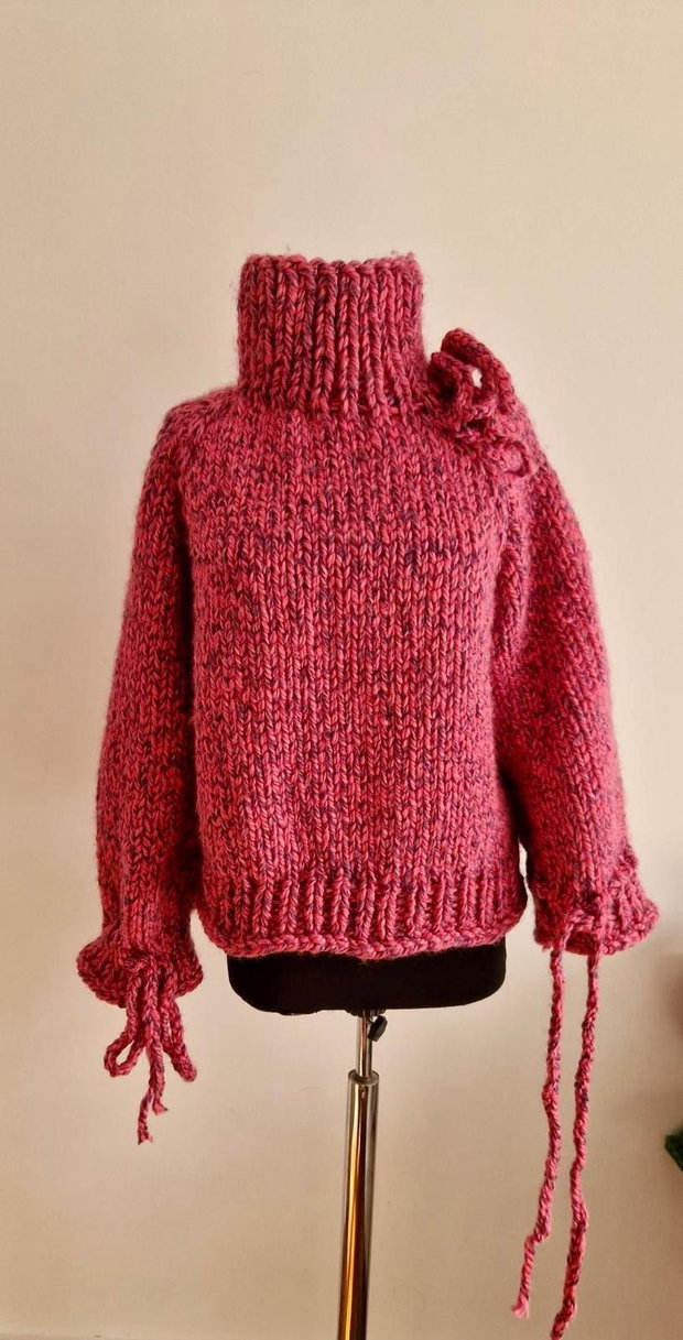 Pulover rosu handmade, cu guler înalt și manșete decorative