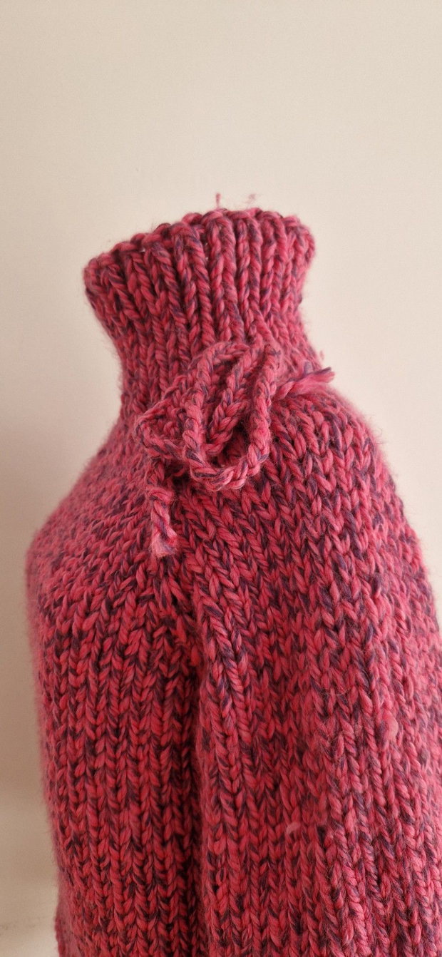 Pulover rosu handmade, cu guler înalt și manșete decorative