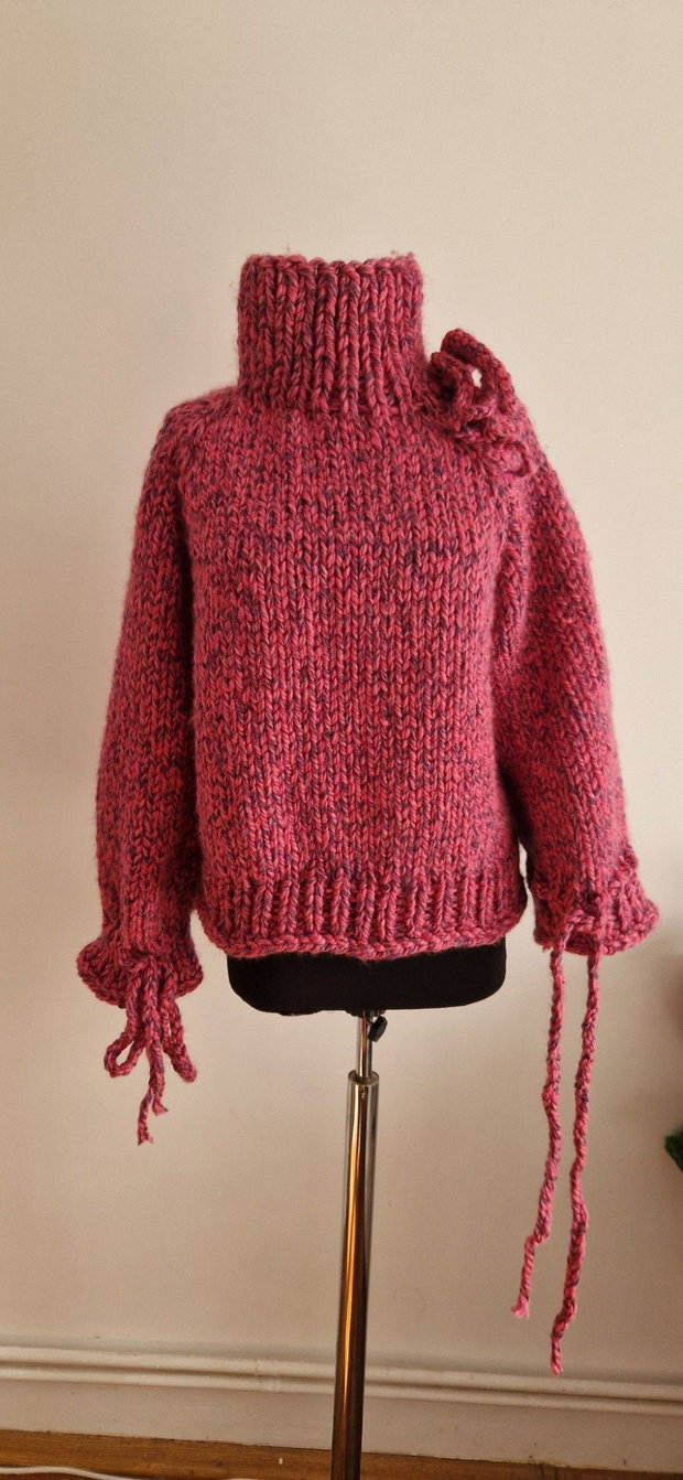 Pulover rosu handmade, cu guler înalt și manșete decorative