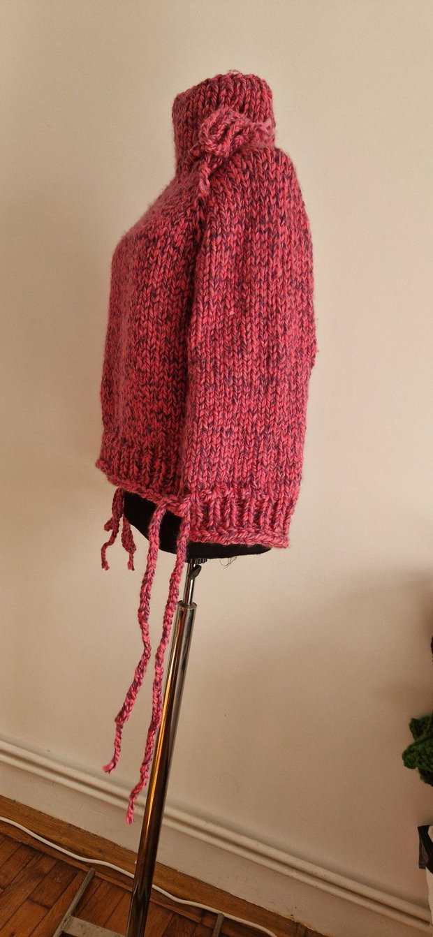 Pulover rosu handmade, cu guler înalt și manșete decorative
