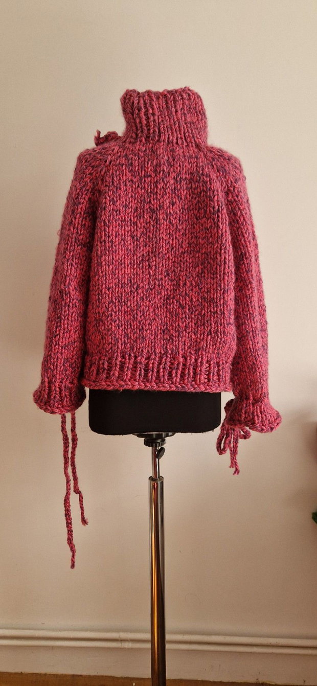 Pulover rosu handmade, cu guler înalt și manșete decorative