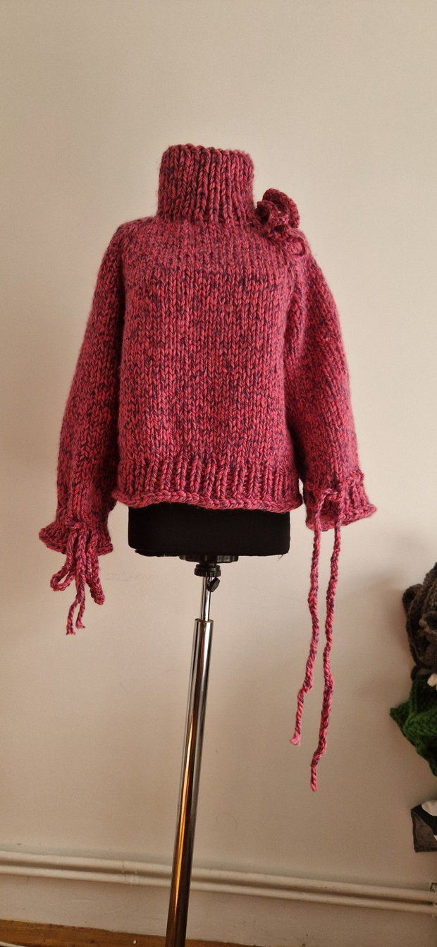 Pulover rosu handmade, cu guler înalt și manșete decorative