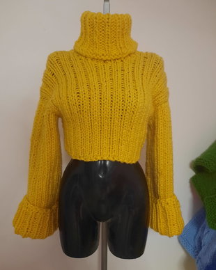 Pulover galben handmade cu guler înalt și mâneci evazate