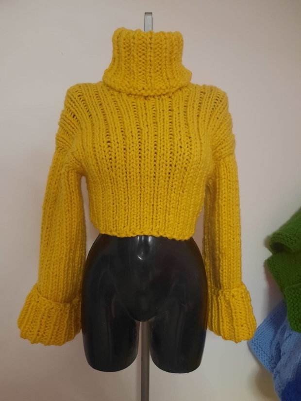 Pulover galben handmade cu guler înalt și mâneci evazate