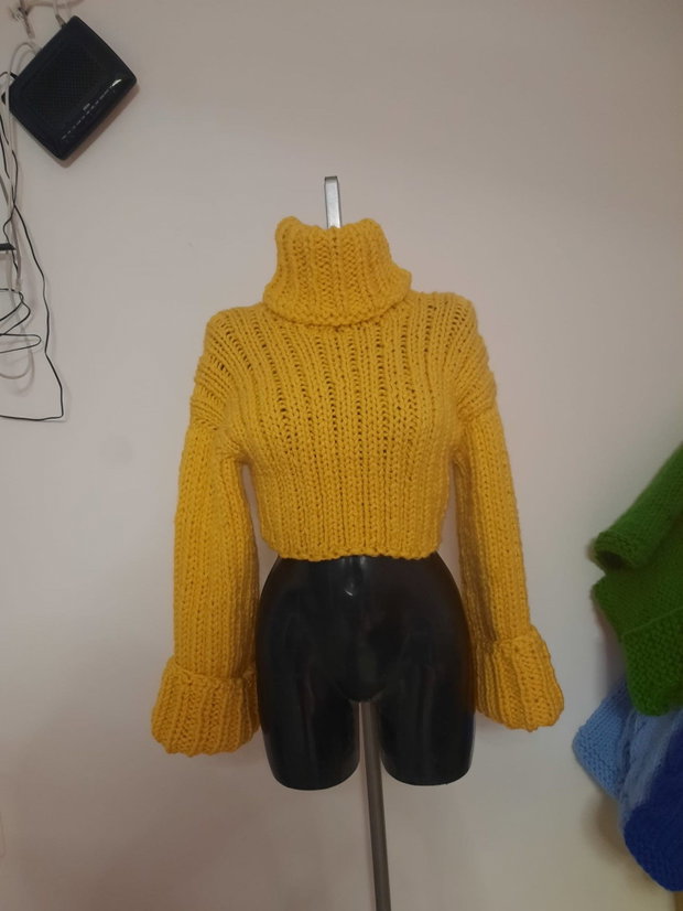Pulover galben handmade cu guler înalt și mâneci evazate
