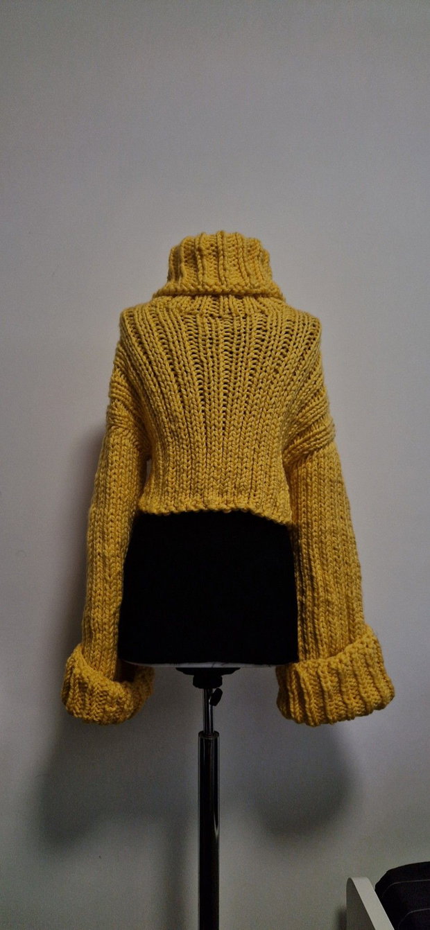 Pulover galben handmade cu guler înalt și mâneci evazate
