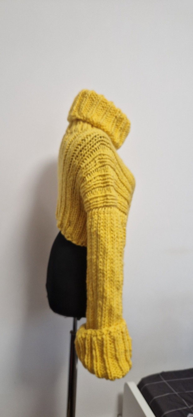 Pulover galben handmade cu guler înalt și mâneci evazate