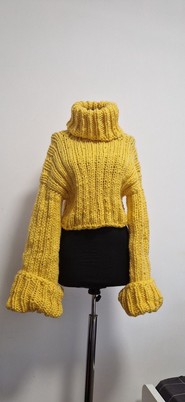 Pulover galben handmade cu guler înalt și mâneci evazate