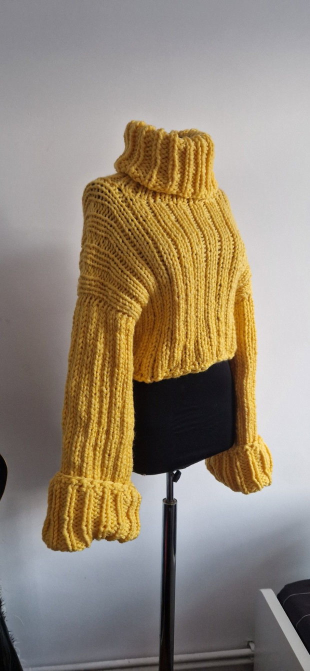 Pulover galben handmade cu guler înalt și mâneci evazate