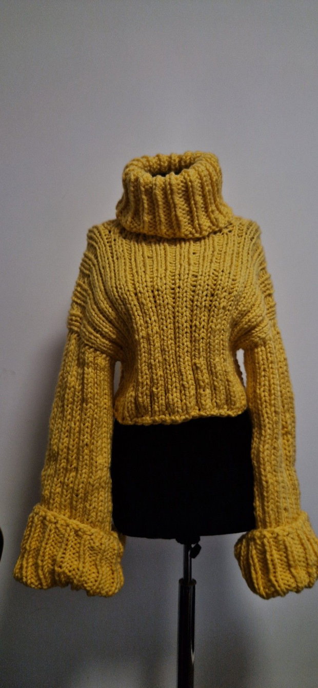 Pulover galben handmade cu guler înalt și mâneci evazate
