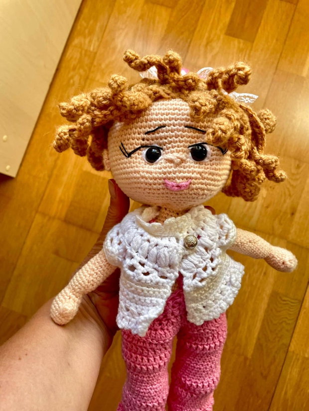 Amigurumi, fetita cu pantaloni roz, jucarie crosetata