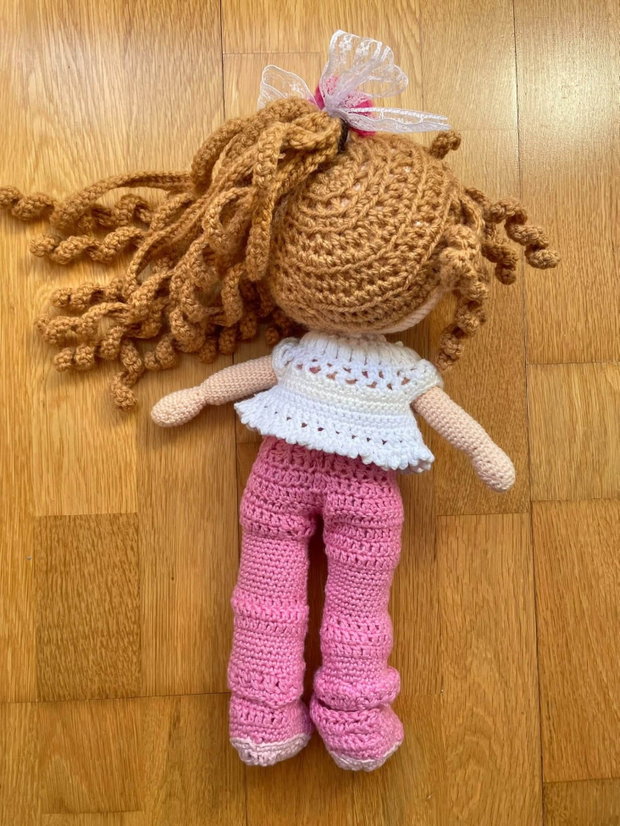Amigurumi, fetita cu pantaloni roz, jucarie crosetata