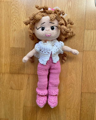 Amigurumi, fetita cu pantaloni roz, jucarie crosetata