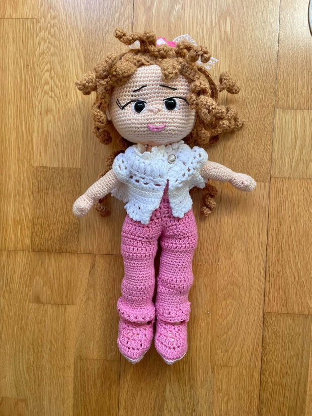 Amigurumi, fetita cu pantaloni roz, jucarie crosetata