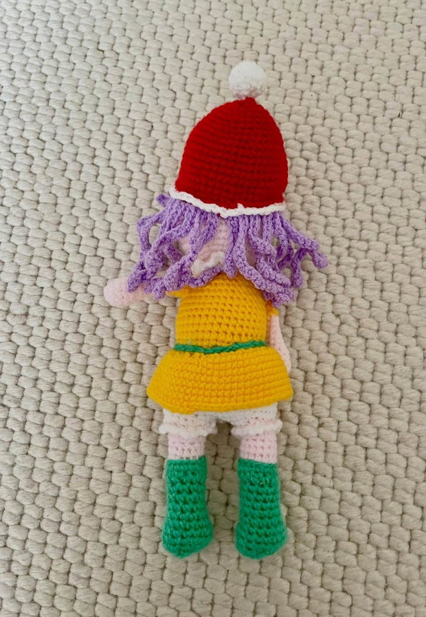 Amigurumi, fetita, spiridus de Craciun, jucarie crosetata