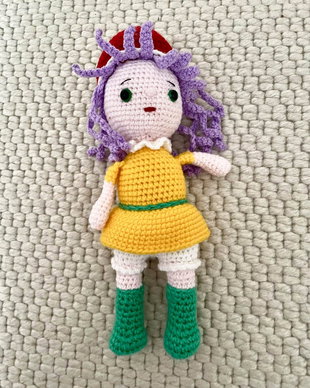Amigurumi, fetita, spiridus de Craciun, jucarie crosetata