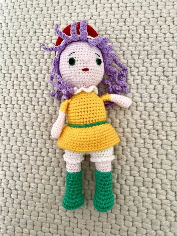 Amigurumi, fetita, spiridus de Craciun, jucarie crosetata