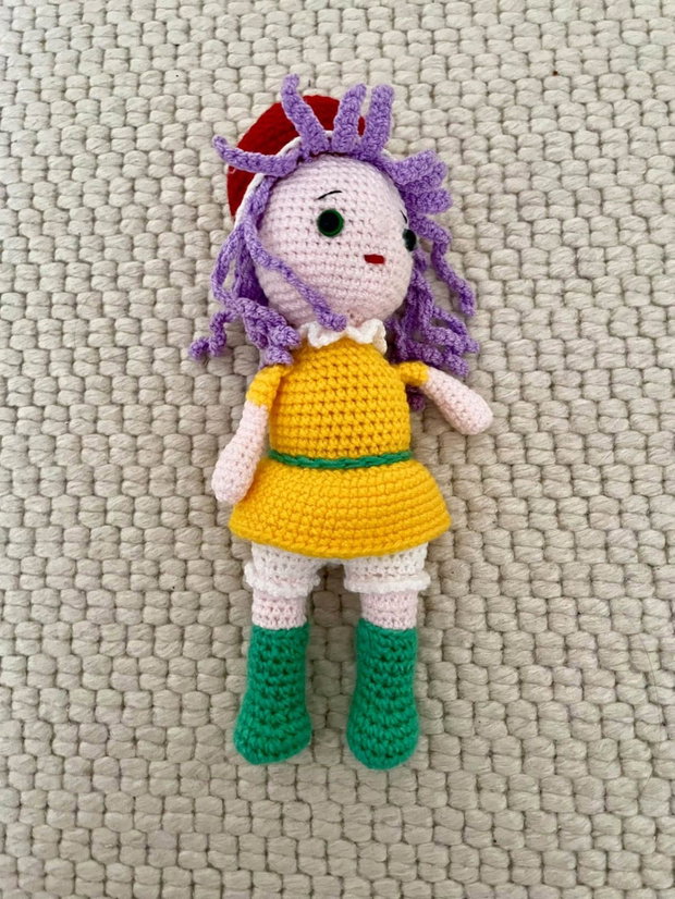 Amigurumi, fetita, spiridus de Craciun, jucarie crosetata